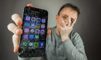 Tại sao iPhone vẫn nguyên vẹn sau khi bị rơi từ máy bay nhưng lại bị vỡ màn hình nếu rơi từ mặt bàn?