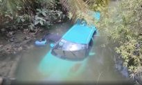 Tiền Giang: Taxi điện rơi xuống kênh, tài xế chui qua cửa sổ thoát nạn