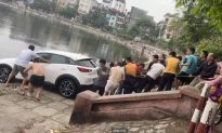 Hà Nội: Hàng chục người 'hò dô' kéo ô tô Mazda từ hồ Định Công lên bờ