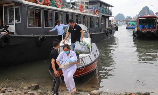 Quảng Ninh: Không 'kịp' vào đất liền, sản phụ sinh con ngay trên biển