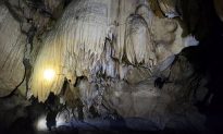 Thanh Hóa: Phát hiện hang động mới có nước ngầm trong xanh, thạch nhũ siêu đẹp