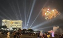 Pháo hoa rực rỡ trong buổi khai mạc Lễ hội du lịch biển Hà Tĩnh năm 2024