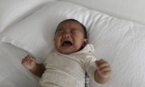 Bé gái 2 tháng tuổi bị phản ứng nặng sau tiêm vaccine 6 trong 1