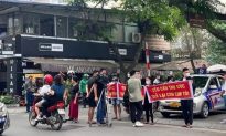 Vụ thai nhi tử vong ở Hà Nội: Nhiều người căng băng rôn đòi 'trả con' trước Bệnh viện Thu Cúc