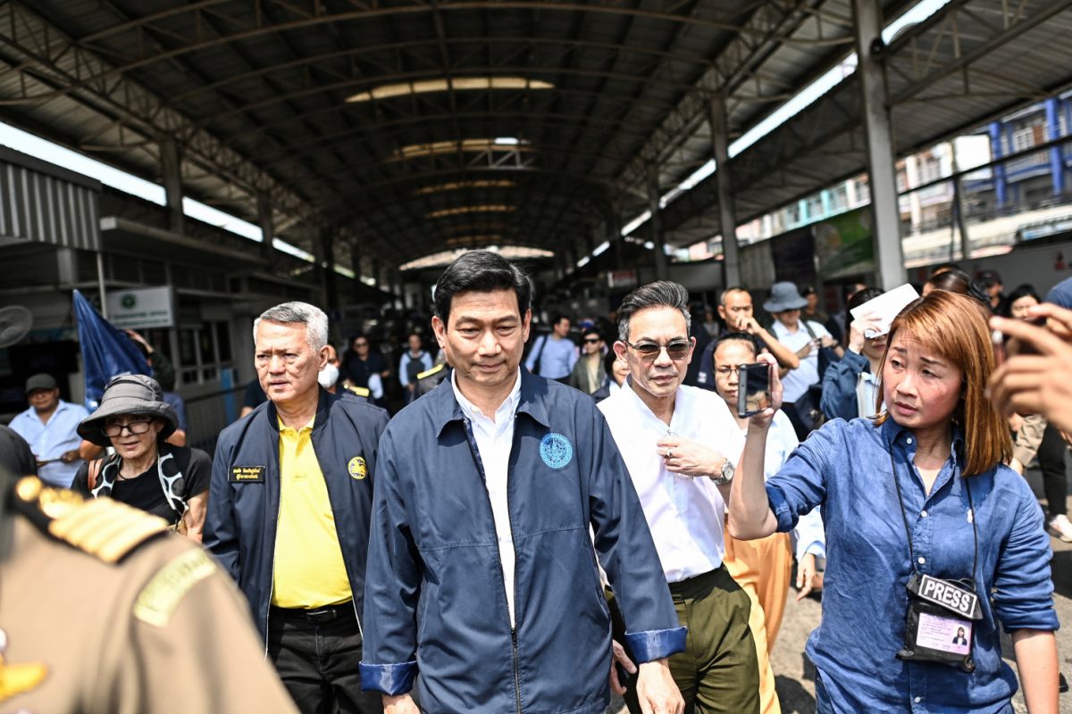 Ngoại trưởng Vương quốc Thái Lan Parnpree Bahiddha-Nukara (chính giữa) tiến hành thị sát Trạm kiểm soát biên giới Tak trên Cầu Hữu nghị Thái Lan - Myanmar, tọa lạc tại quận Mae Sot, Thái Lan, vào ngày 12/04/2024. (Ảnh: Manan Vatsyanyana/AFP/Getty Images)