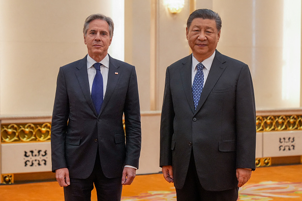 Ngoại trưởng Hoa Kỳ Antony Blinken (trái) gặp Chủ tịch nước Trung Quốc Tập Cận Bình tại Đại lễ đường Nhân dân ở Bắc Kinh, Trung Quốc, vào ngày 26/4/2024. (Ảnh: Mark Schiefelbein/Pool/AFP/Getty Images)