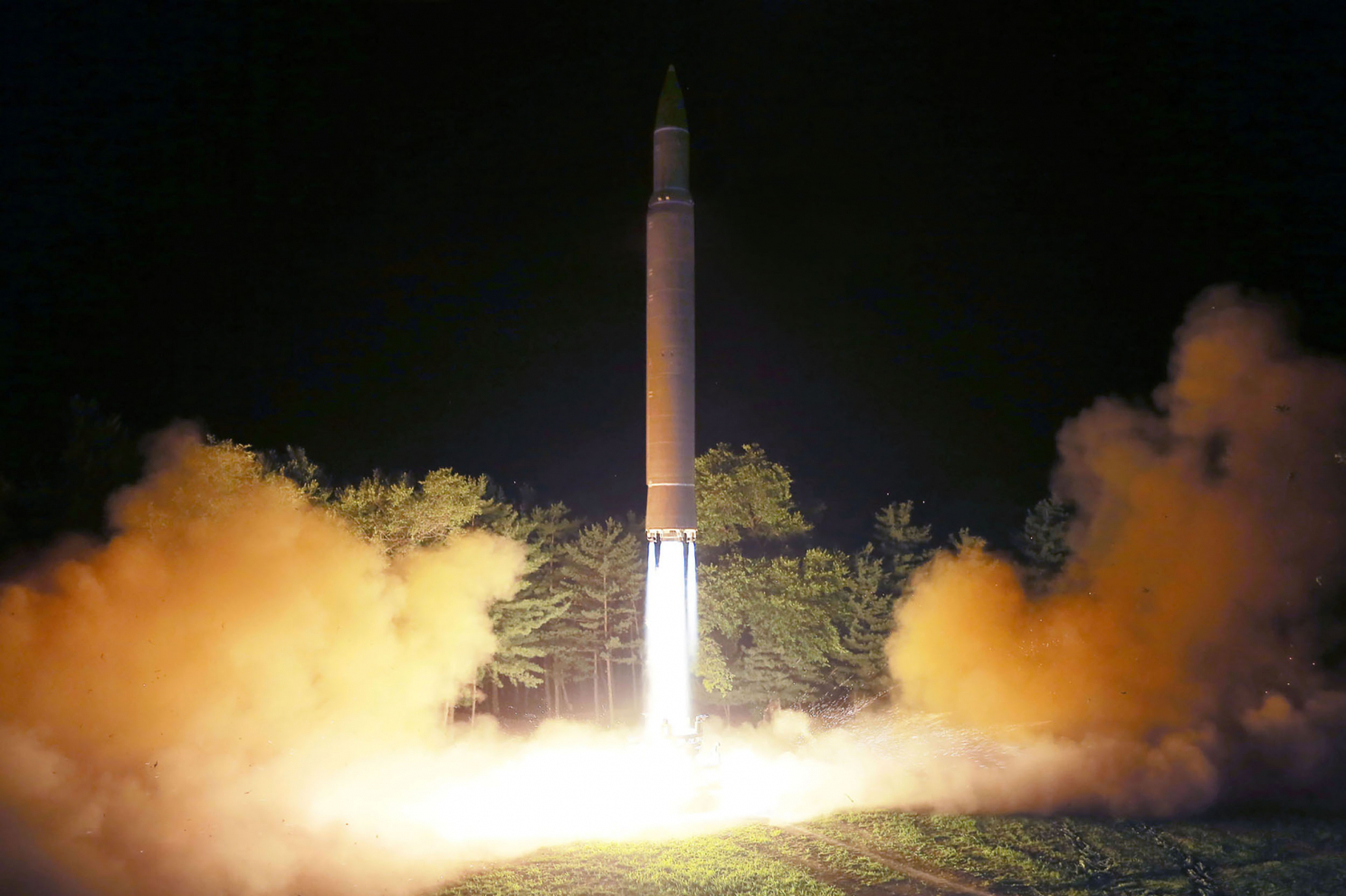 Hình ảnh do Thông tấn xã Trung ương Triều Tiên (KCNA) công bố vào ngày 29/7/2017 ghi lại cảnh phóng thử tên lửa đạn đạo xuyên lục địa (ICBM) Hwasong-14 của Triều Tiên tại một địa điểm không được tiết lộ. (Ảnh: STR/AFP/Getty Images)