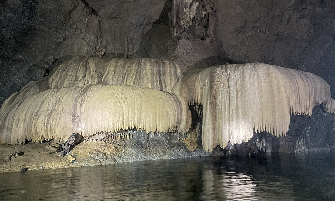 Quảng Bình: Phát hiện hang động dài 2km có thạch nhũ như những tấm rèm khổng lồ