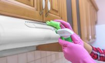 Hai công thức làm chất tẩy rửa tự nhiên có thể dễ dàng loại bỏ các vết bẩn cứng đầu trên thớt và máy hút mùi