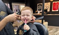 Video: cậu bé hai tuổi cười khúc khích không ngừng khi đi cắt tóc