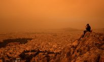 Bão cát ập vào Athens, Hy Lạp, bầu trời chuyển sang màu cam, giống như trên sao Hỏa