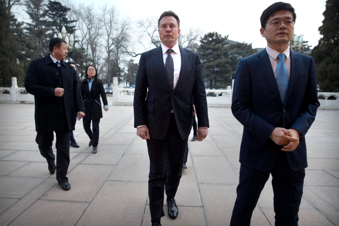 Giám đốc điều hành Tesla Elon Musk (giữa) đến dự cuộc gặp với Thủ tướng Trung Quốc Lý Khắc Cường tại khu lãnh đạo Trung Nam Hải ở Bắc Kinh, ngày 9/1/2019. (Ảnh: Mark Schiefelbein/AFP/Getty Images)