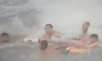 Thanh Hoá: Nhiều du khách bị sóng cuốn ở bãi biển Sầm Sơn được cứu kịp thời