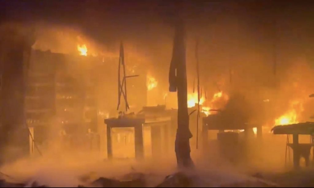 TP. HCM: Cháy lớn tại cửa hàng FPT, nhân viên ôm đồ tháo chạy