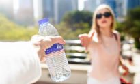 Nước đun sôi hay nước đóng chai: Cái nào tốt hơn cho sức khỏe?