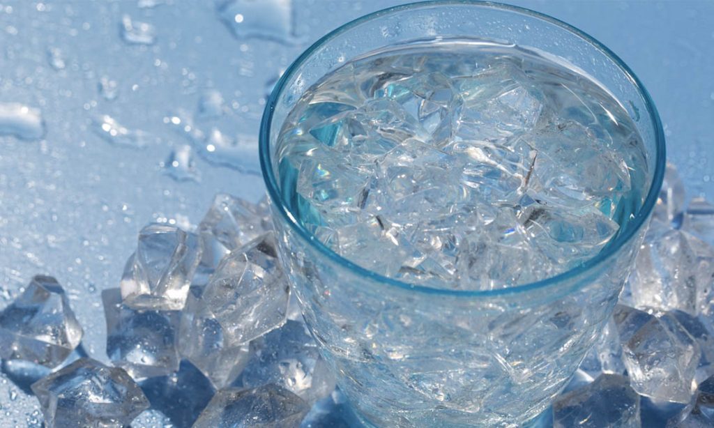 Uống nước đá trong thời tiết nắng nóng: Tưởng không sao nhưng hoá ra hại cực kỳ!