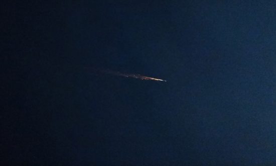 Mảnh vỡ tên lửa Trung Quốc bốc cháy trên bầu trời California
