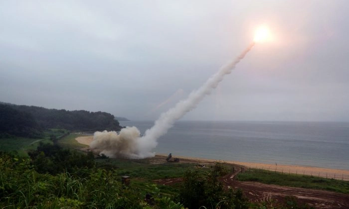 Dự toán Ngân sách Quốc phòng Mỹ năm tài khóa 2024 dành 80 triệu USD để hỗ trợ Hệ thống Tên lửa Chiến thuật Lục quân Hoa Kỳ (ATACMS) cho Ukraine. (Ảnh: Bộ Quốc phòng Hàn Quốc/Getty Images)