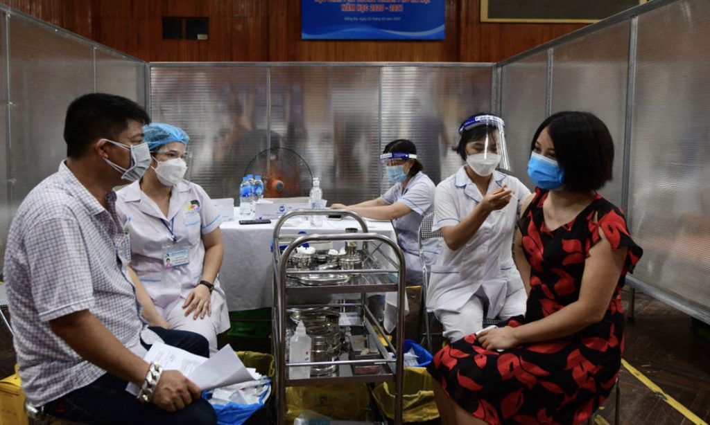 Chuyên gia Việt Nam trấn an dư luận trước thông tin vaccine AstraZeneca gây đông máu