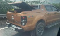 Thanh Hóa: Bé trai 'ló đầu' trong thùng xe bán tải chạy trên cao tốc
