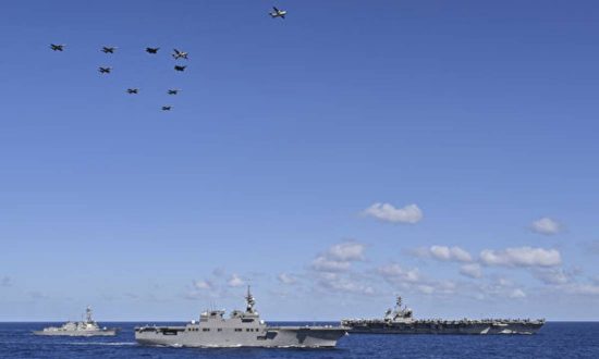 Tàu sân bay 100.000 tấn của Hải quân Hoa Kỳ đi qua Biển Đông