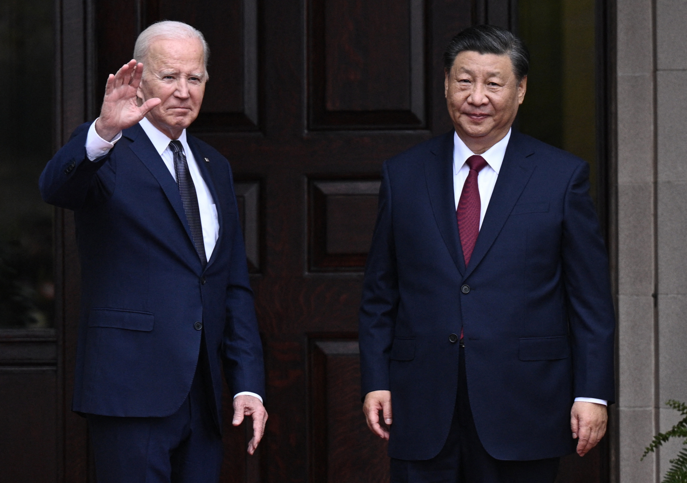 (Từ trái sang) Tổng thống Mỹ Joe Biden chào đón Chủ tịch Trung Quốc Tập Cận Bình trước cuộc gặp trong Tuần lễ các nhà lãnh đạo Hợp tác Kinh tế Châu Á - Thái Bình Dương (APEC) tại Woodside, California, Mỹ, vào ngày 15/11/2023. (Ảnh: Brendan Smialowski/AFP/Getty Images)