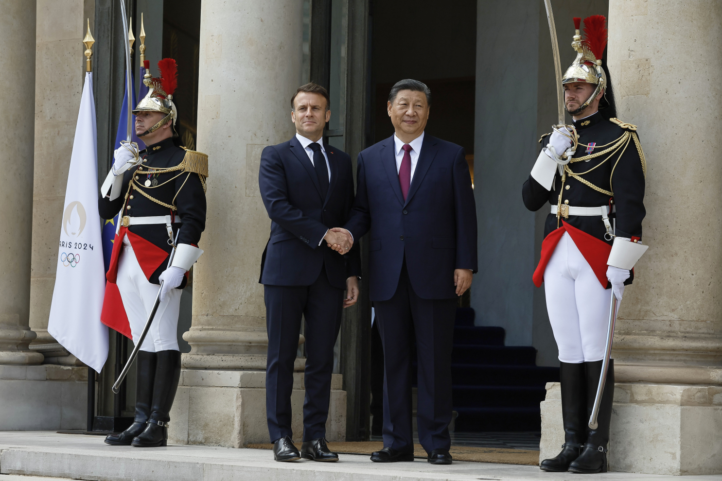 Tổng thống Pháp Emmanuel Macron (trái) nồng nhiệt bắt tay Chủ tịch nước Cộng hòa Nhân dân Trung Hoa Tập Cận Bình (phải) khi chào đón ông tới Điện Élysée trong khuôn khổ Thăm chính thức của Chủ tịch Trung Quốc tới Pháp diễn ra vào ngày 06/5/2024 tại Paris, Pháp. (Ảnh: Kiran Ridley/Getty Images)