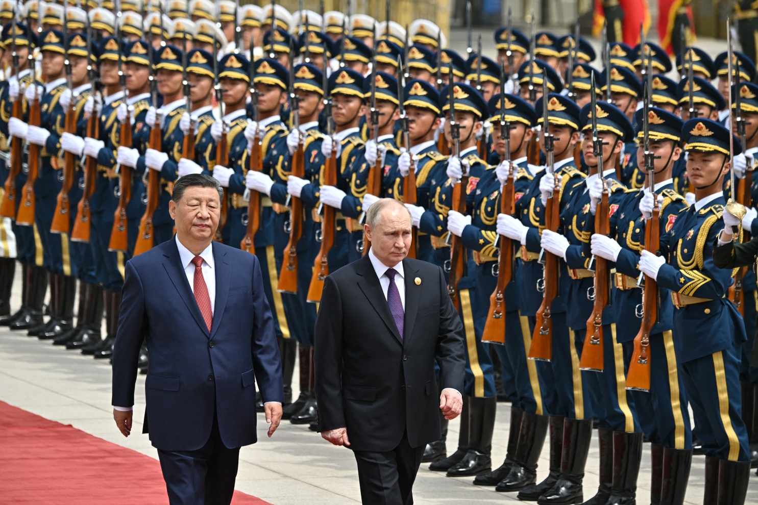 (Từ trái sang) Chủ tịch Trung Quốc Tập Cận Bình và Tổng thống Nga Vladimir Putin tham dự lễ đón chính thức trước Đại lễ đường Nhân dân ở Quảng trường Thiên An Môn ở Bắc Kinh, Trung Quốc, ngày 16/5/2024. (Ảnh: Sergei Bobylyov/Pool/AFP/Getty Images)