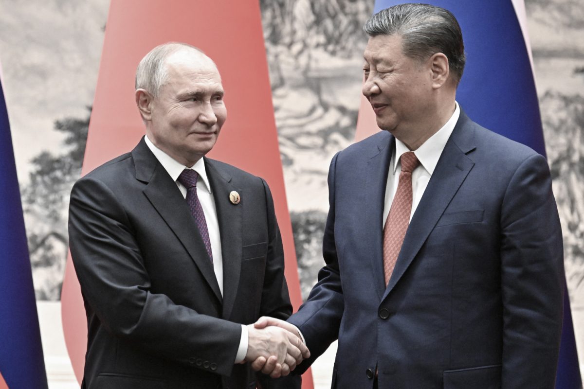 (Từ trái sang) Tổng thống Nga Vladimir Putin và Chủ tịch Trung Quốc Tập Cận Bình bắt tay trong lễ ký kết sau cuộc hội đàm tại Bắc Kinh, Trung Quốc, ngày 16/5/2024. (Ảnh: Sergei Bobylyov/Pool/AFP/Getty Images)