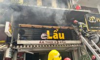 Hà Nội: Cháy quán lẩu trên phố cổ, khói bốc nghi ngút
