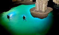Quảng Bình: Phát hiện hồ nước màu xanh ngọc bích nằm ‘lơ lửng' giữa hang động