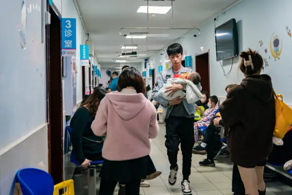Phụ huynh có trẻ em mắc bệnh đường hô hấp đang xếp hàng dài tại bệnh viện nhi ở Trùng Khánh, Trung Quốc, vào ngày 23/11/2023. (Ảnh: CFOTO/Future Publishing/Getty Images)