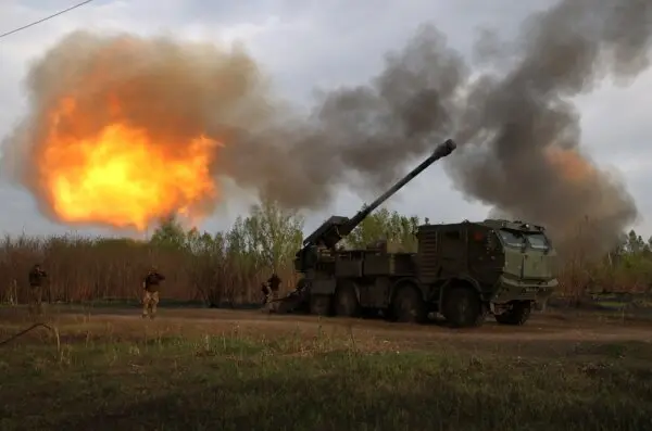Các xạ thủ thuộc Lữ đoàn cơ giới độc lập số 43 của Lực lượng Vũ trang Ukraine đã sử dụng pháo tự hành 155 mm 2S22 Bohdana để tấn công một căn cứ của Nga ở khu vực Kharkiv vào ngày 21/4/2024. (Ảnh: Anatolii Stepanov/AFP/Getty Images)