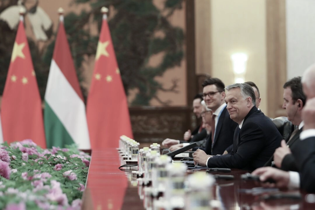 Thủ tướng Hungary Viktor Orbán hội đàm với nhà lãnh đạo Trung Quốc Tập Cận Bình (không có trong ảnh) trong cuộc gặp song phương của Diễn đàn Vành đai và Con đường lần thứ hai tại Đại lễ đường Nhân dân ở Bắc Kinh vào ngày 25/4/2019. (Ảnh: Andrea Verdelli/Pool/Getty Images)