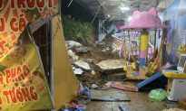 Hà Nội: Mưa lớn gây sập tường khu vui chơi, 3 trẻ nhỏ tử vong thương tâm