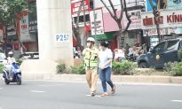 Hà Nội: Nhiều người đi bộ sang đường bất ngờ khi bị CSGT gọi lại xử phạt