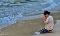 Huế: Xót xa hình ảnh người mẹ quỳ trước biển, ngóng tin con 6 tuổi đi học rồi mất tích