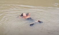 Sóc Trăng: Người phụ nữ nằm thiền trên mặt nước, 15 năm không ăn cơm