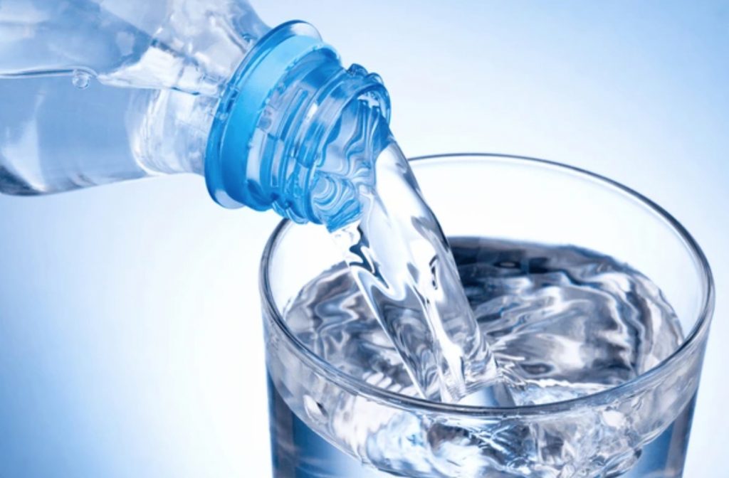 Cẩn thận khi uống nước khoáng trong phòng khách sạn, 4 lý do quan trọng