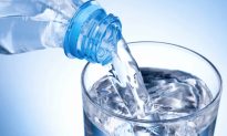 Cẩn thận khi uống nước khoáng trong phòng khách sạn, 4 lý do quan trọng