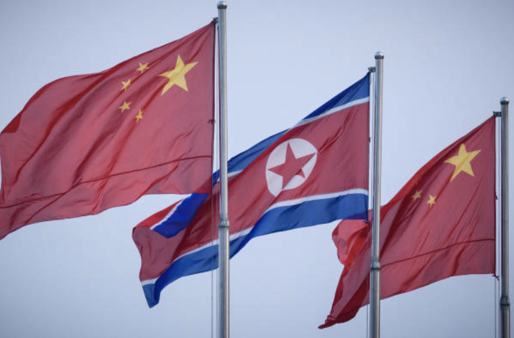 Cờ Triều Tiên và Trung Quốc tung bay trên quảng trường Kim Nhật Thành ở Bình Nhưỡng, Triều Tiên, vào ngày 19/6/2019. (Ảnh: Ed Jones/AFP/Getty Images)