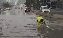 TP. HCM: Nam tài xế dầm mưa, tay không moi rác miệng cống