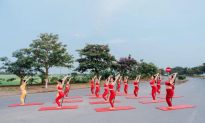 Thái Bình: Thêm nhóm phụ nữ tập yoga giữa đường để chụp ảnh