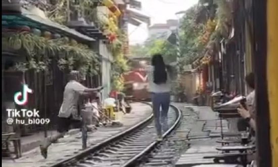 Hà Nội: Thót tim cô gái lao vào đường ray có đoàn tàu lao đến để chụp ảnh