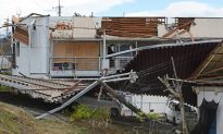 Mưa lớn ở tỉnh Nara, Nhật Bản: Đất đá sạt lở làm vỡ tung cửa nhà, nữ chủ nhà may mắn thoát nạn