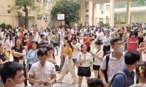 Hà Nội: 1 chọi 20 học sinh thi vào trường THCS hot, đông kín người đến trường