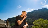 Tác dụng phụ hiếm gặp của việc hút thuốc lá: Người đàn ông Áo mọc lông trong cổ họng