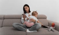 Sử dụng điện thoại làm giảm 16% lượng tương tác giữa mẹ và trẻ sơ sinh