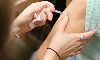 Nghiên cứu: Phụ nữ và thanh niên có nguy cơ gặp tác dụng phụ của vaccine COVID-19 cao hơn