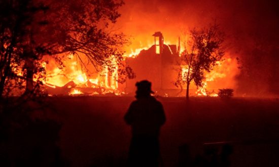 Cháy rừng dữ dội ở Bắc California, buộc 13.000 người phải sơ tán
